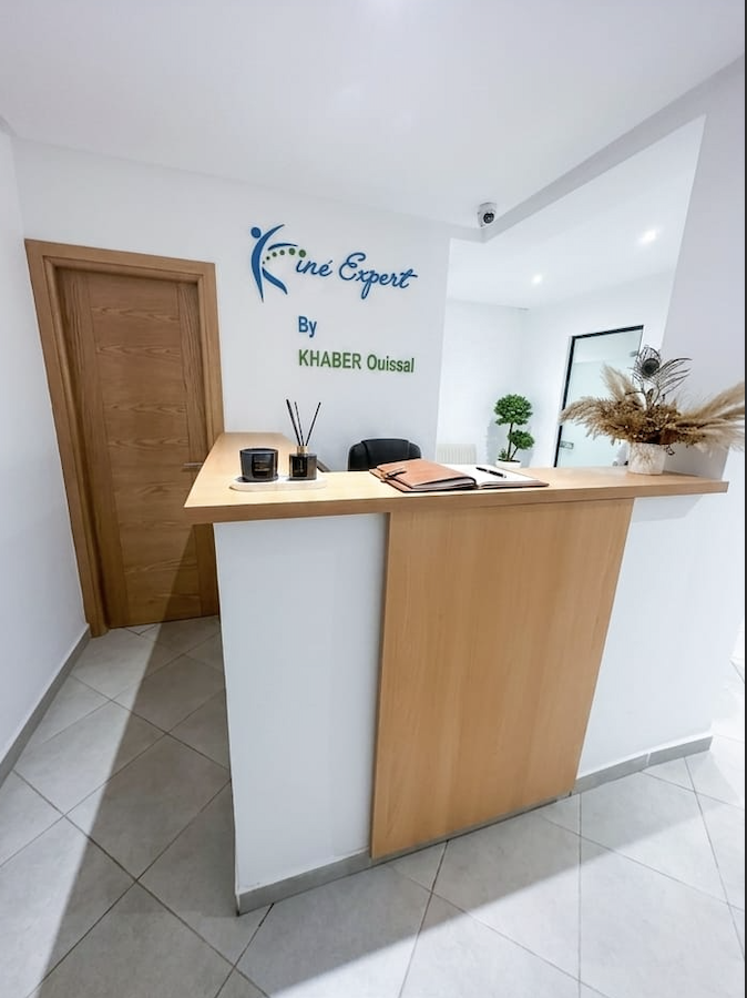 Comptoir de réception moderne du centre Kiné Expert by Ouissal Khaber